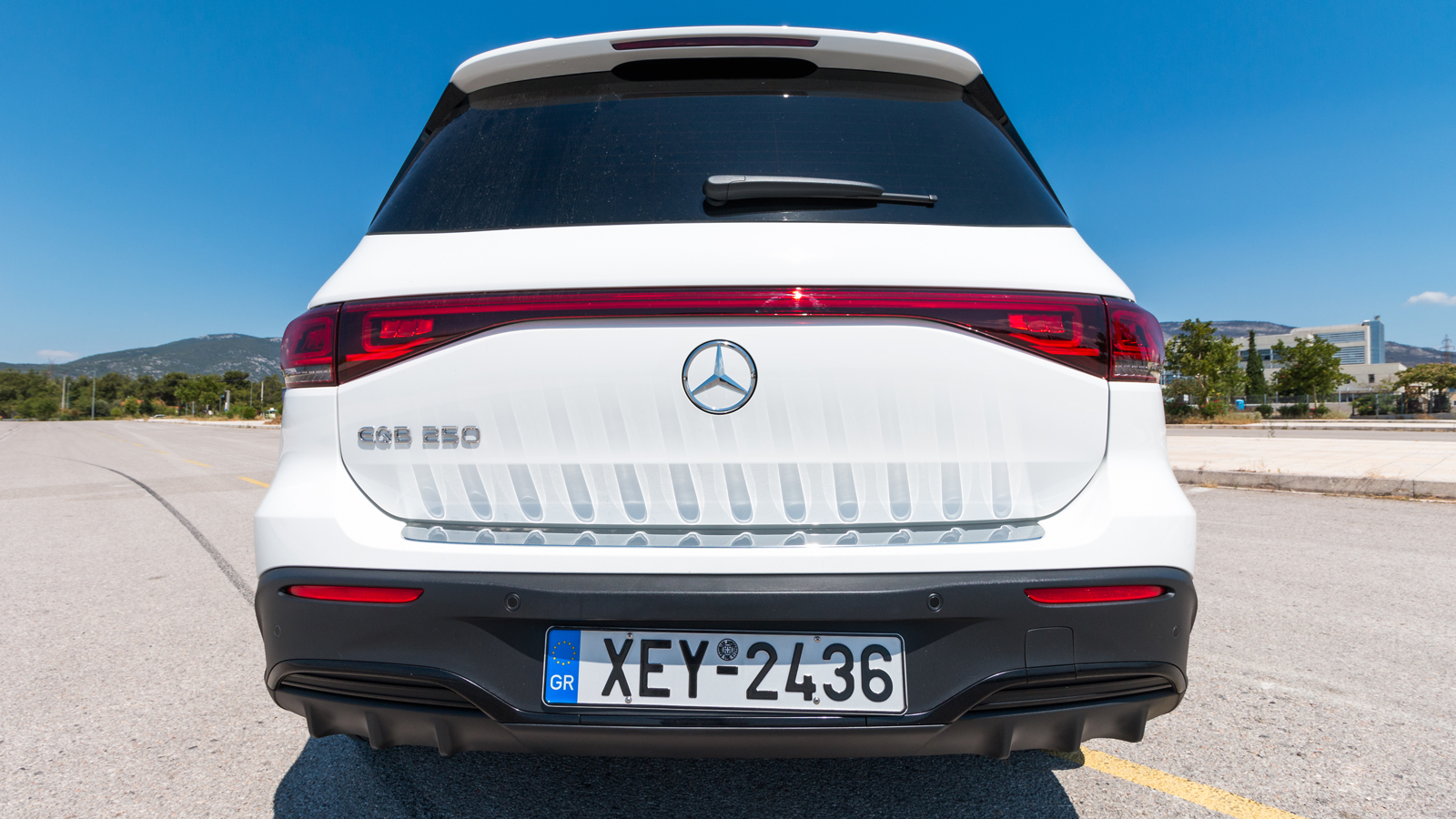 Τα πίσω φωτιστικά σώματα συνδέονται μεταξύ τους με μια λεπτή LED γραμμή δίνοντας μια φουτουριστική εικόνα στο μοντέλο